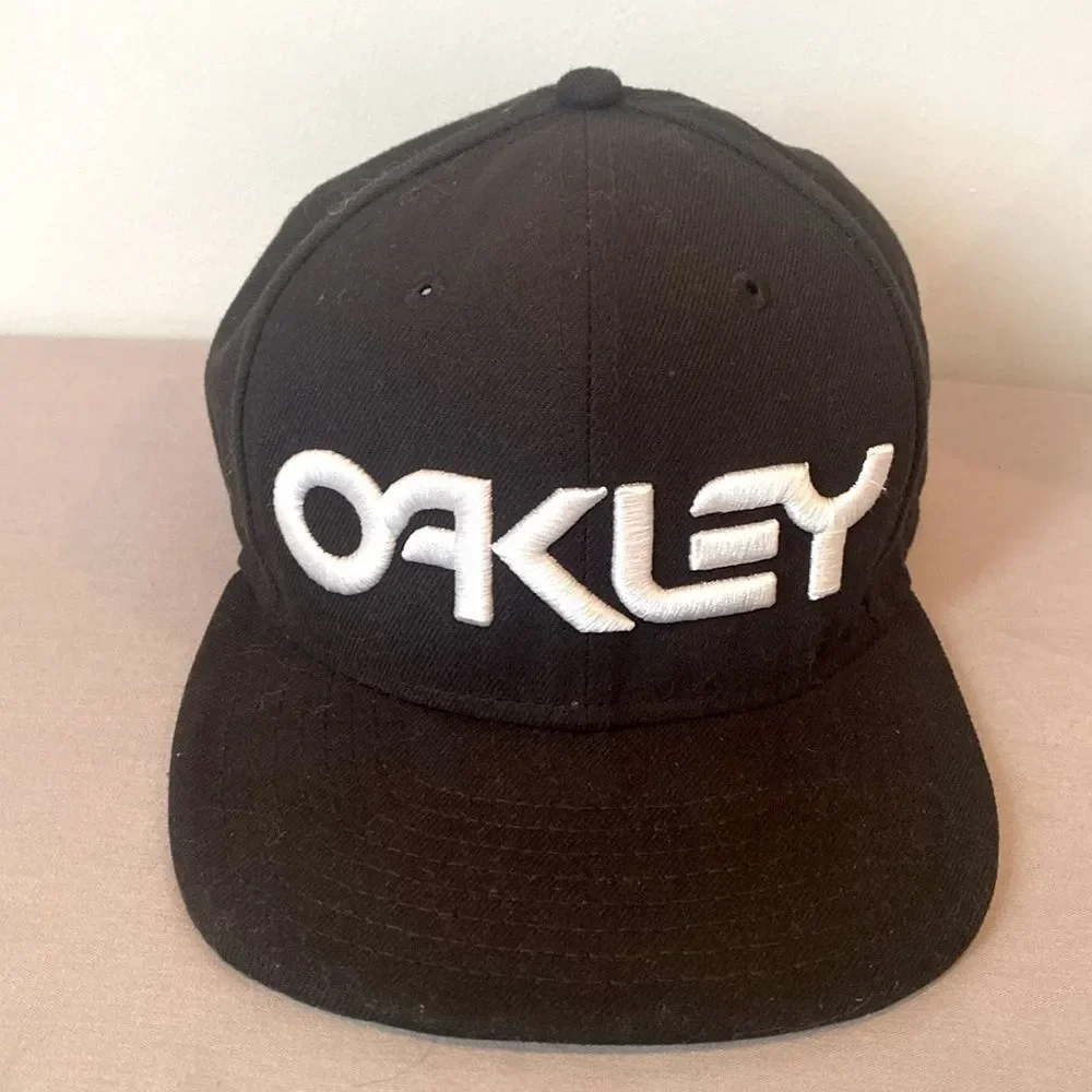 Oakley NewEra Mark II Embroidered Baseball Cap, flat brim in black, Gently used